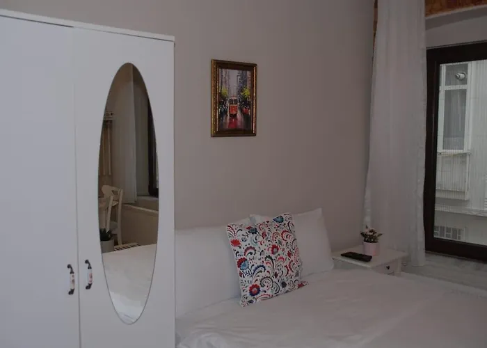 Ozcans Pera Sururi Flats 4 * Стамбул